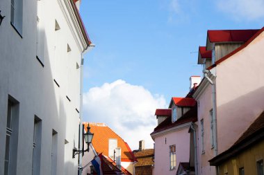 TALLINN, ESTONIA - 20 ECTOBER 2017 - Eski kasabada bina, ünlü simgeler