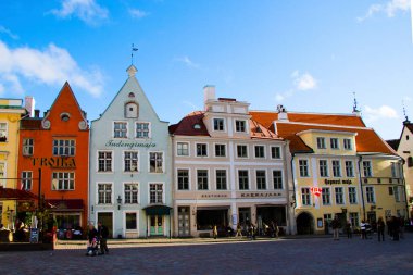 TALLINN, ESTONIA - 20 ECTOBER 2017 - Eski kasabada bina, ünlü simgeler