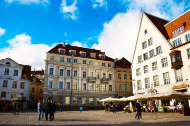 TALLINN, ESTONIA - 20 ECTOBER 2017 - Eski kasabada bina, ünlü simgeler