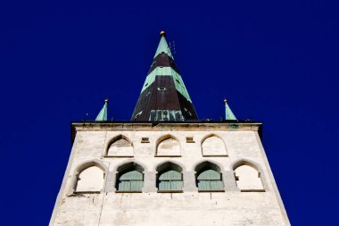 TALLINN, ESTONIA - 20 ECTOBER 2017 - Eski kasabada bina, ünlü simgeler