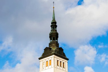 TALLINN, ESTONIA - 20 ECTOBER 2017 - Eski kasabada bina, ünlü simgeler
