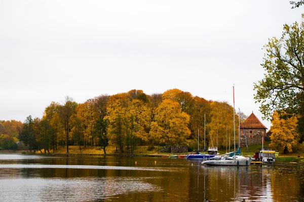 Trakai Sjö Och Båtar Vattnet — Stockfoto