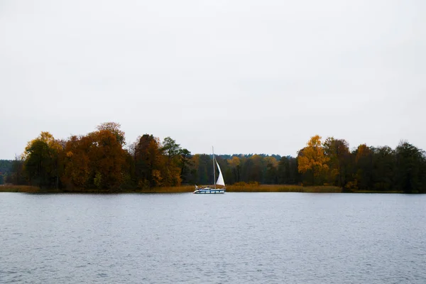 リトアニアのトラカイ ガヴレ湖のビーチ近くにある古い木製のボート 秋と秋の時間 — ストック写真