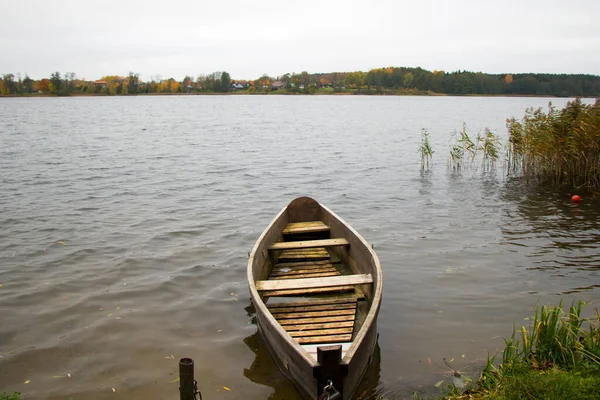 リトアニアのトラカイ ガブル湖のビーチ近くにある古い木製のボート 秋と秋の時間 — ストック写真