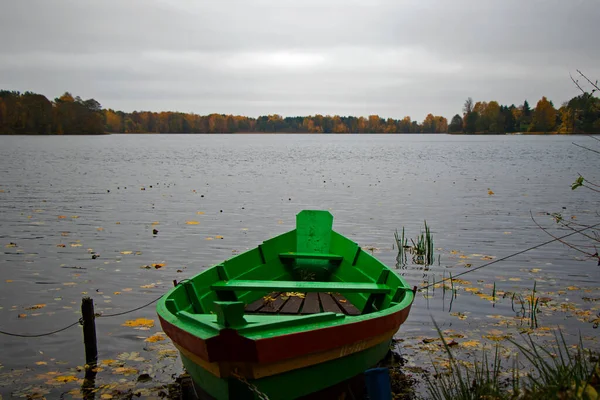 リトアニアのトラカイ ガブル湖のビーチ近くにある古い木製のボート 秋と秋の時間 — ストック写真