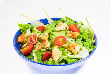 Mavi kasede tavuk salatası, beyaz arka plan ve stüdyo çekimi. Tavuklu renkli salata..