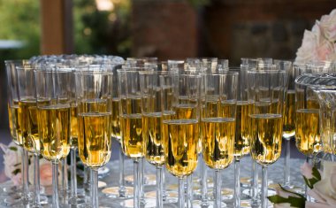 Düğünde şarap kadehleri masanın üstünde.