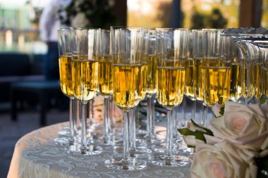 Düğünde şarap kadehleri masanın üstünde.