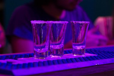 Bar masasında tekila, Tiflis 'te mavi ışık ve gece hayatı durumu.