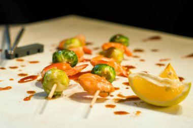 Beyaz masada ayyaş karides ve limon.