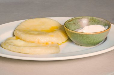 Patates köftesi, tabakta ayyaş ve kâse, yemeye hazır..