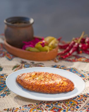 Geleneksel Gürcistan yemeği Chvishtari, peynirli ve mısırlı mısır. Pişmiş ve yemeye hazır. Tiflis, Gürcistan.