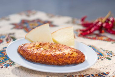 Geleneksel Gürcistan yemeği Chvishtari, peynirli ve mısırlı mısır. Pişmiş ve yemeye hazır. Tiflis, Gürcistan.