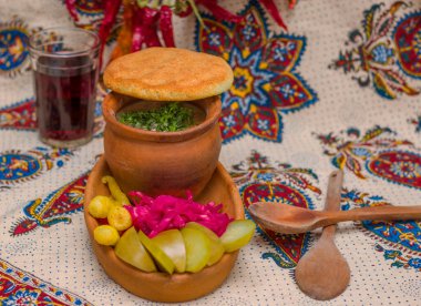 Geleneksel Gürcistan yemeği Lobio veya böbrek ve fasulye çorbası, sebze ve kırmızı şarap. Tiflis, Gürcistan.