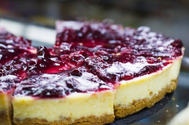 Böğürtlenli kek Makroyu kapat, arkaplanı bulanık