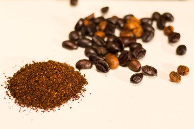 Kavrulmuş kahve çekirdekleri ve taneli kahve çekirdekleri, stüdyo çekimi, beyaz arka plan.