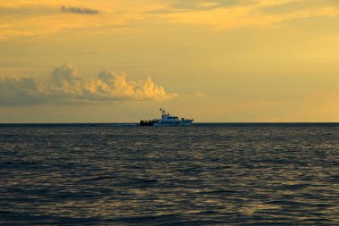 Karadeniz 'de günbatımının deniz manzarası, günbatımı zamanı ve renkleri, çok renkli, turuncu, kırmızı, sarı, mavi ve mor, gölgeler ve ışık.