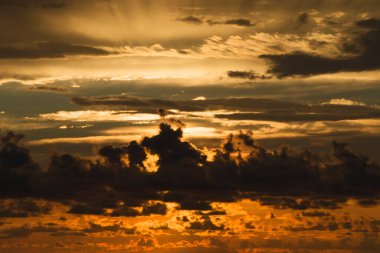 Avrupa 'da günbatımı renkli gökyüzü, mavi, sarı, turuncu ve kırmızı, karışık renkler, gölgeler ve ışıklar