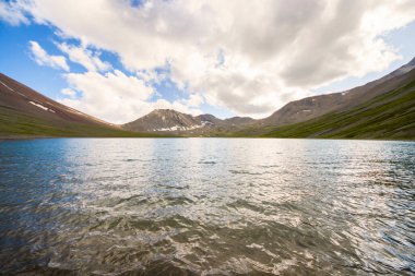 Dağlık dağ manzarası, renkli doğa manzarası, Gürcistan gölü, seyahat yeri, yürüyüş yeri..