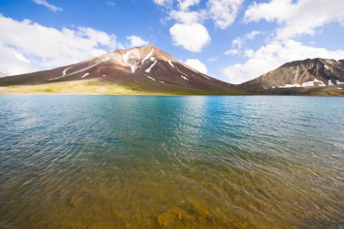Dağlık dağ manzarası, renkli doğa manzarası, Gürcistan gölü, seyahat yeri, yürüyüş yeri..