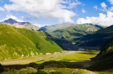 Gürcistan 'daki şaşırtıcı ve güzel dağ manzarası, tepe tepe ve tepe..