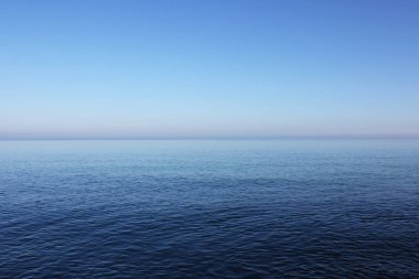 Mavi deniz ve ufuk arkaplanı, su ve gökyüzü dokusu, mavi renk haritası