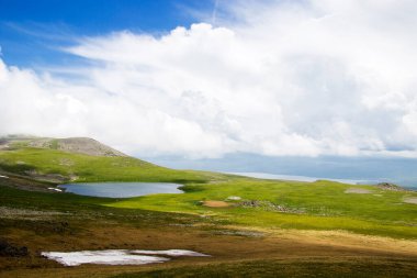 Dağlık dağ manzarası, renkli doğa manzarası, Gürcistan gölü, seyahat yeri, yürüyüş yeri..