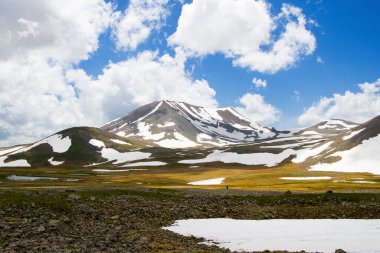 Gürcistan 'daki şaşırtıcı ve güzel dağ manzarası, kar, tepe ve tepe..
