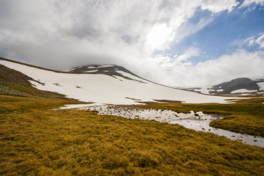 Gürcistan 'daki şaşırtıcı ve güzel dağ manzarası, tepe tepe ve tepe..