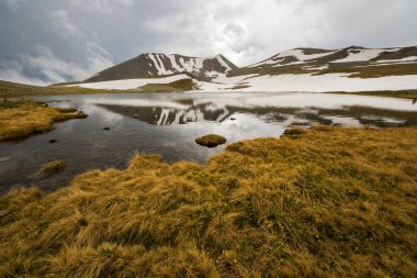 Dağlık dağ manzarası, renkli doğa manzarası, Gürcistan gölü, seyahat yeri, yürüyüş yeri..