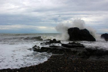 Fırtınalı deniz manzarası, Gürcistan 'ın Karadeniz' inde dalgalar ve rüzgar. Su damlatıyor..