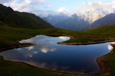 Georgia, Svaneti dağlarındaki Khoruldi ya da Qoruldi Gölü.