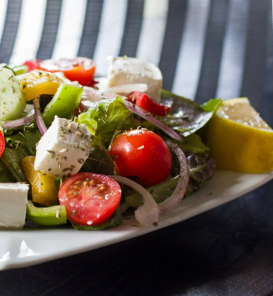 Salada Vegetariana Com Tomate Queijo Legumes Salada Verde Estúdio — Fotografia de Stock