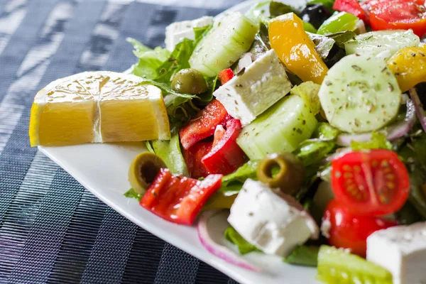 Salada Vegetariana Com Tomate Queijo Legumes Salada Verde Estúdio — Fotografia de Stock