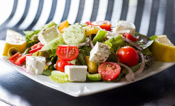 Salada Vegetariana Com Tomate Queijo Legumes Salada Verde Estúdio — Fotografia de Stock