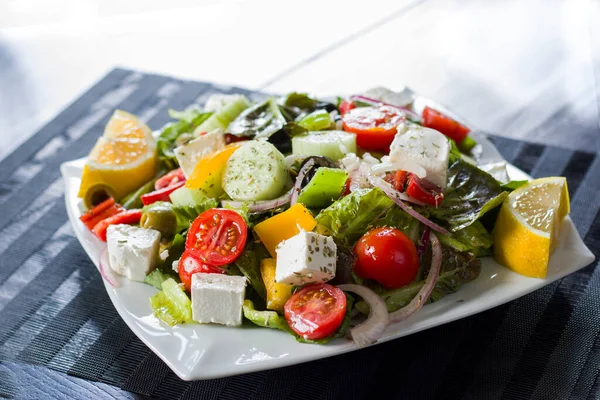 Domatesli Peynirli Sebzeli Yeşil Salatalı Vejetaryen Salatası Stüdyo Çekimi — Stok fotoğraf