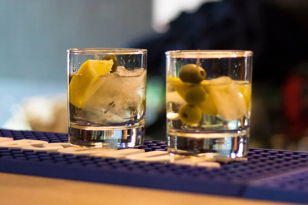 Martini Cocktail Glas Met Ijs Olijf — Stockfoto