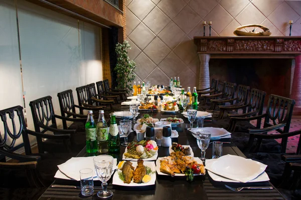 Plný Stůl Jídlem Pitím Restauraci Baru Kavárně Zelenina Maso Lahůdky — Stock fotografie