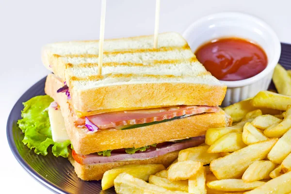 Sandwich Mit Schinken Speck Tomaten Und Grünem Salat Pommes Und — Stockfoto