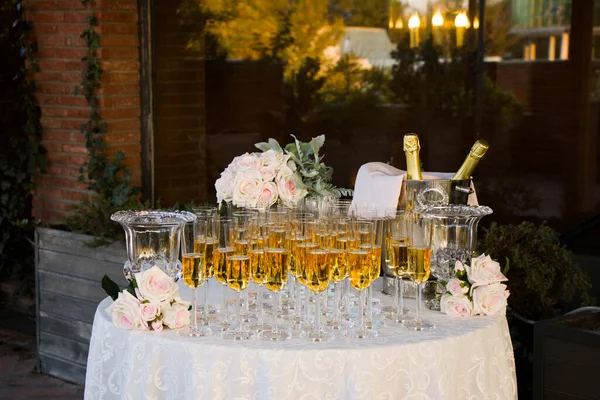 Grande Grupo Copos Champanhe Mesa Duas Garrafas — Fotografia de Stock