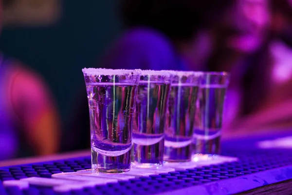 Bar masasında tekila, Tiflis 'te mavi ışık ve gece hayatı durumu.