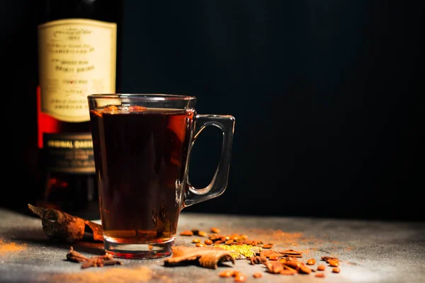 Grog Vaso Ron Caliente Con Canela Fondo Negro — Foto de Stock