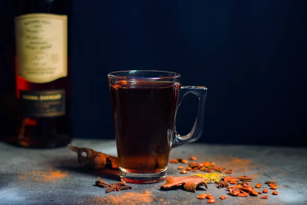 Grog Vaso Ron Caliente Con Canela Fondo Negro — Foto de Stock