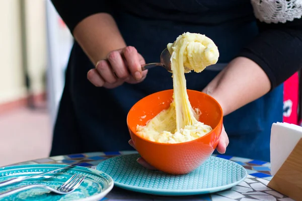 Patates ve peynirli geleneksel Gürcü yemeği, Tashmijabi.
