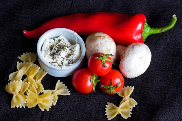Spaghetti Farfale Ingrediënt Tomaten Paddestoel Schimmel Rode Peper Souse Met — Stockfoto