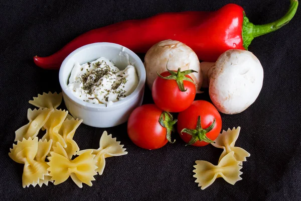 Spaghetti Farfale Ingrediënt Tomaten Paddestoel Schimmel Rode Peper Souse Met — Stockfoto