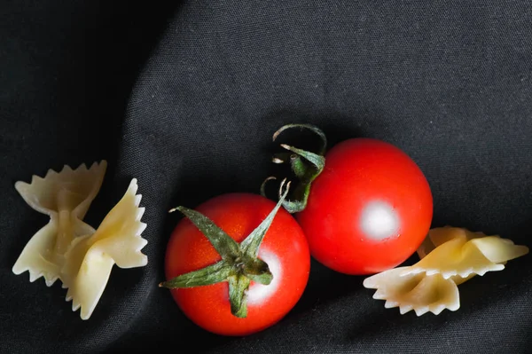 Spaghetti Farfale Ingrediënt Tomaten Souse Met Specerijen Zwarte Achtergrond Studio — Stockfoto