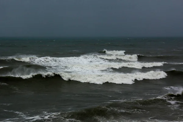 在格鲁吉亚的黑海里 暴风雨般的海景 波浪和风 水滴飞溅 — 图库照片