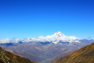 Gürcistan 'daki dağ manzarası ve güzel manzara