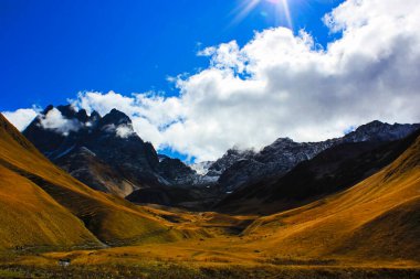 Gürcistan 'daki dağ manzarası ve güzel manzara